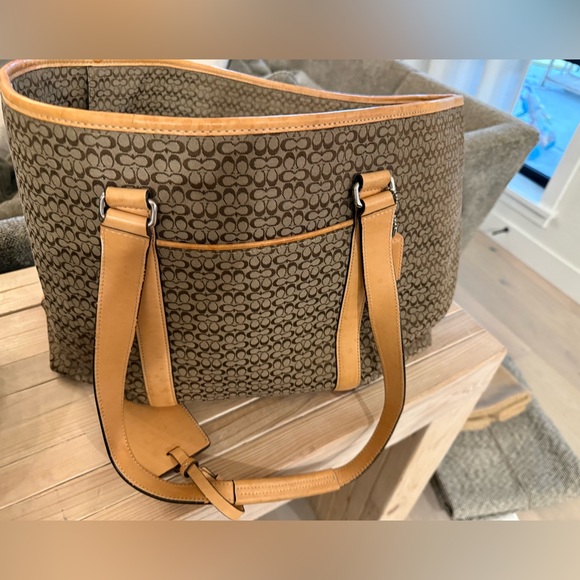 Coach duffle with zipper and interior pockets. - Picture 10 of 12